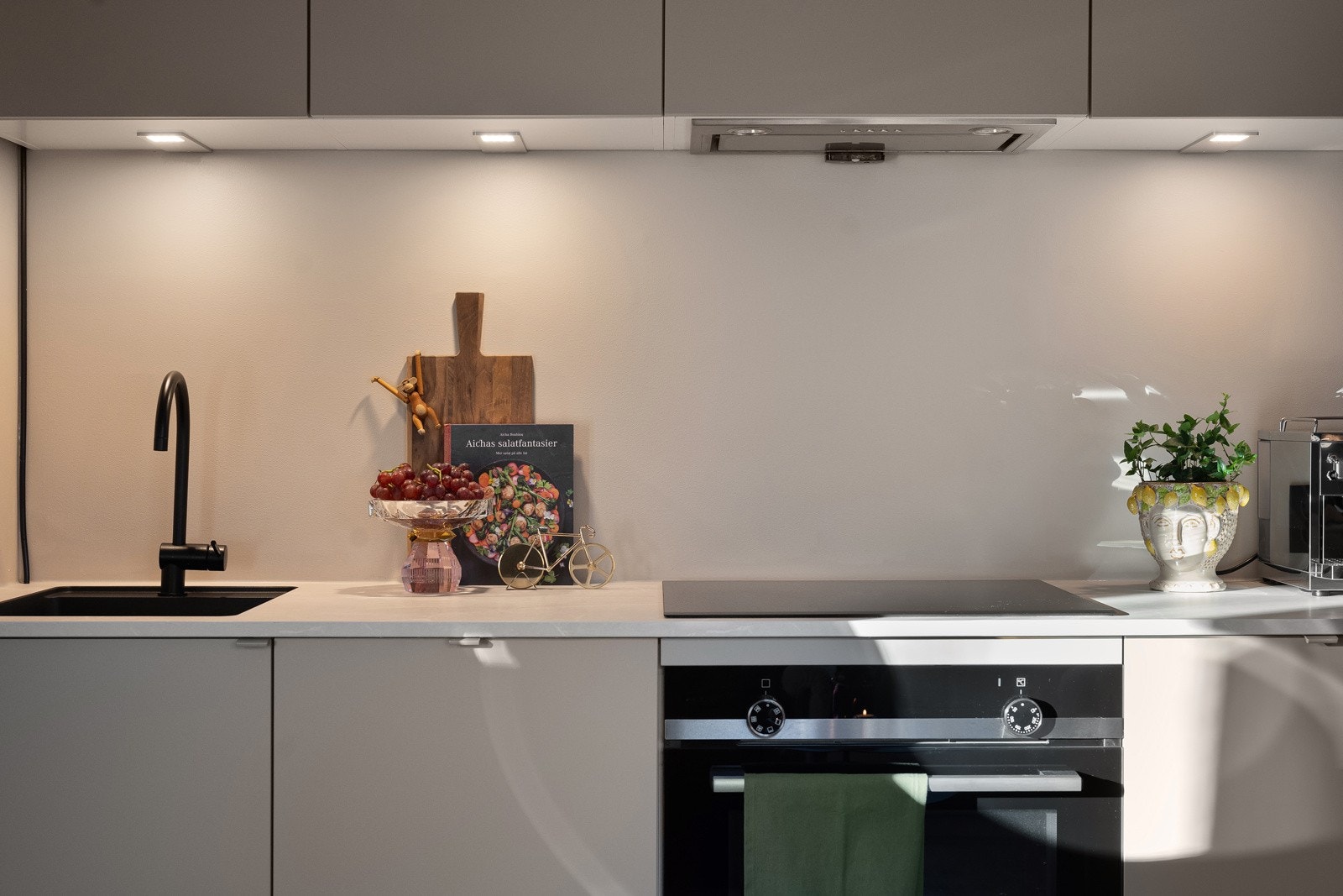 Kjøkkenet har integrerte hvitevarer, platetopp, stekeovn, oppvaskmaskin og kjøleskap med fryser. Galleribilde