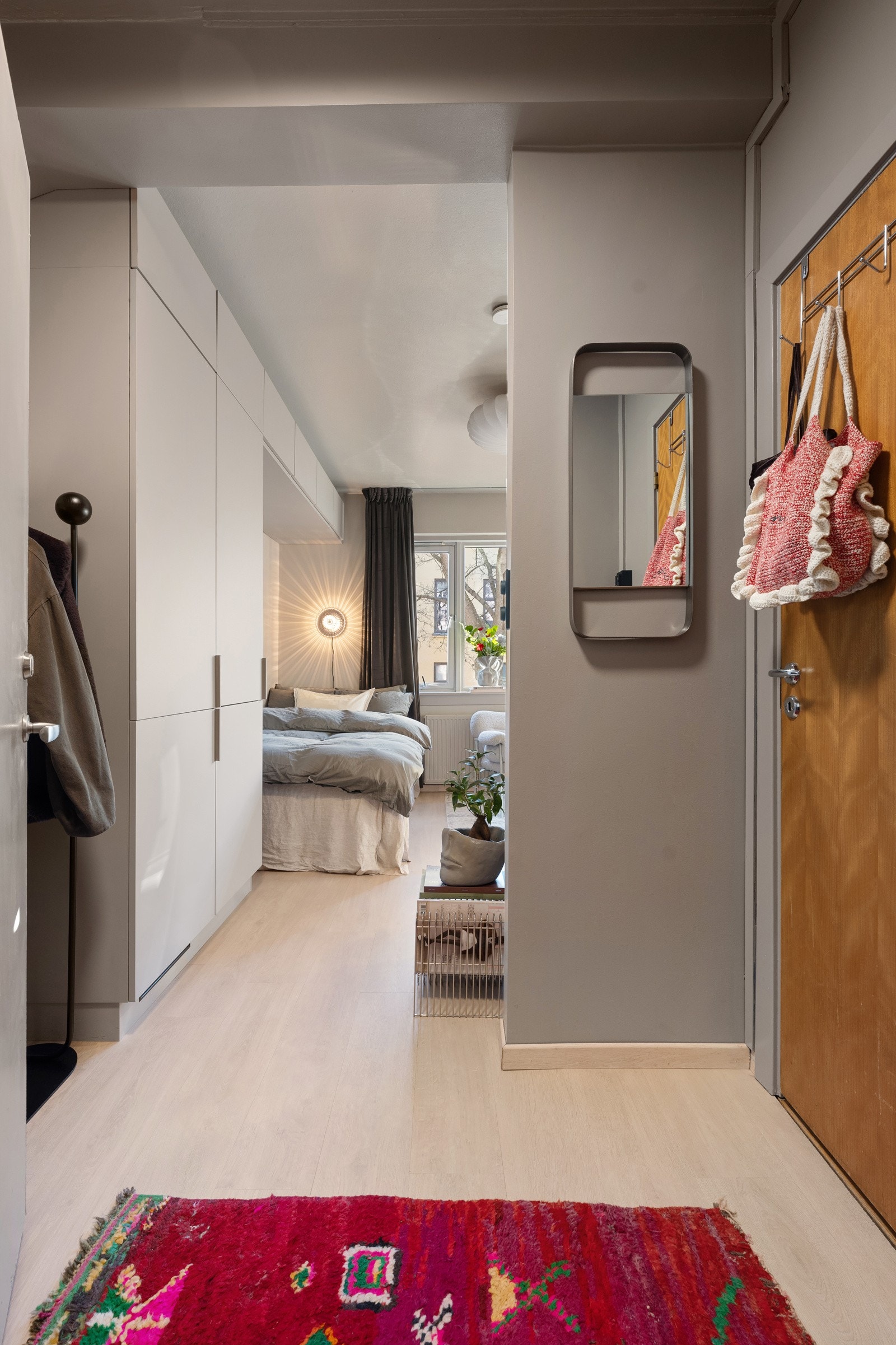 Leiligheten ble vesentlig oppgradert i 2022. Da ble det blant annet rettet opp og lagt nytt gulv fra Berry Alloc med lister i samme farge som gulvet. Galleribilde