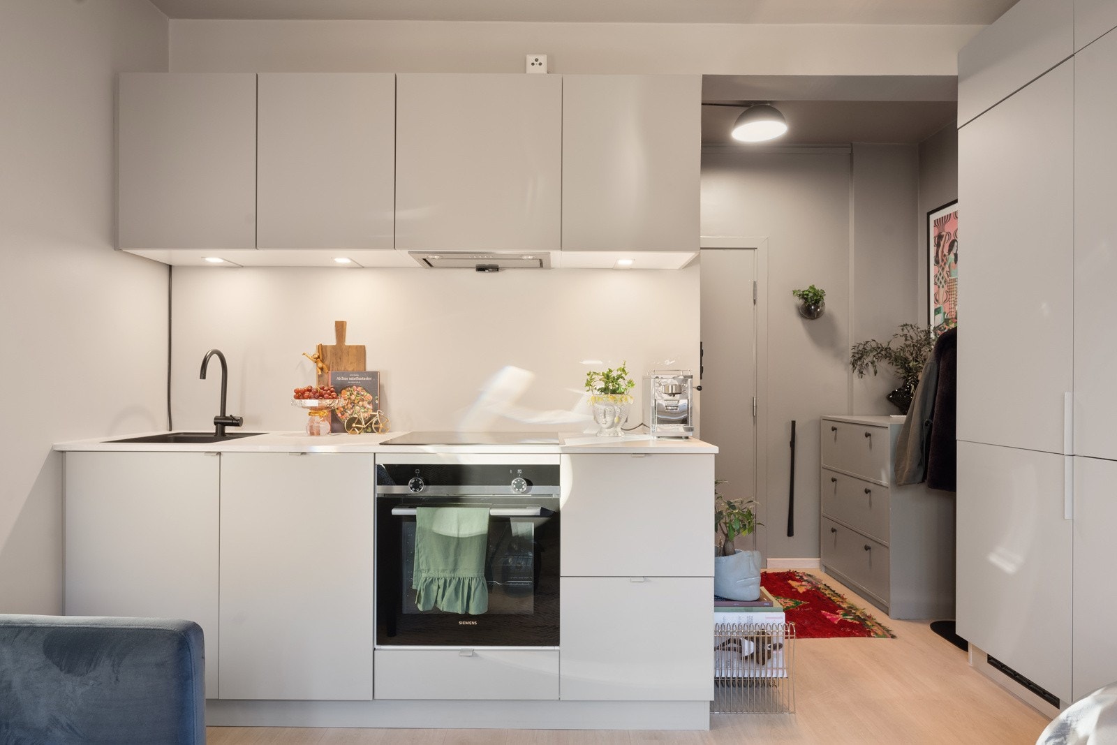 Kjøkkenet var nytt i 2022. Innredningen er fra Kvik (Bordo i Arizona Beige) Galleribilde