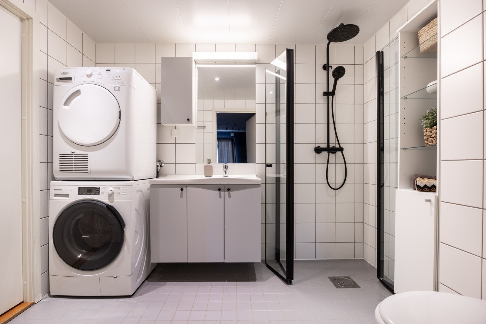 Badet har inngang fra to dører. Romslig baderom med flislagt gulv med gulvvarme. Galleribilde