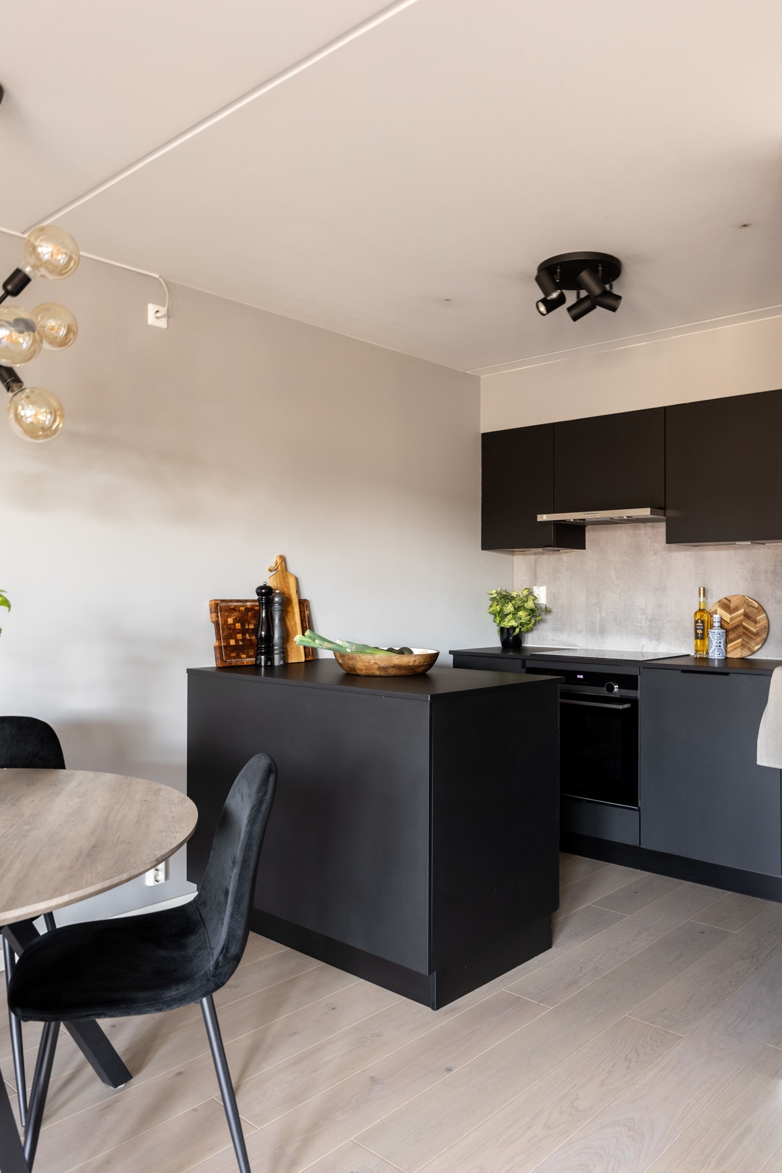 Praktisk kjøkkenøy som gir et sosialt preg ved middagsbesøk. Galleribilde