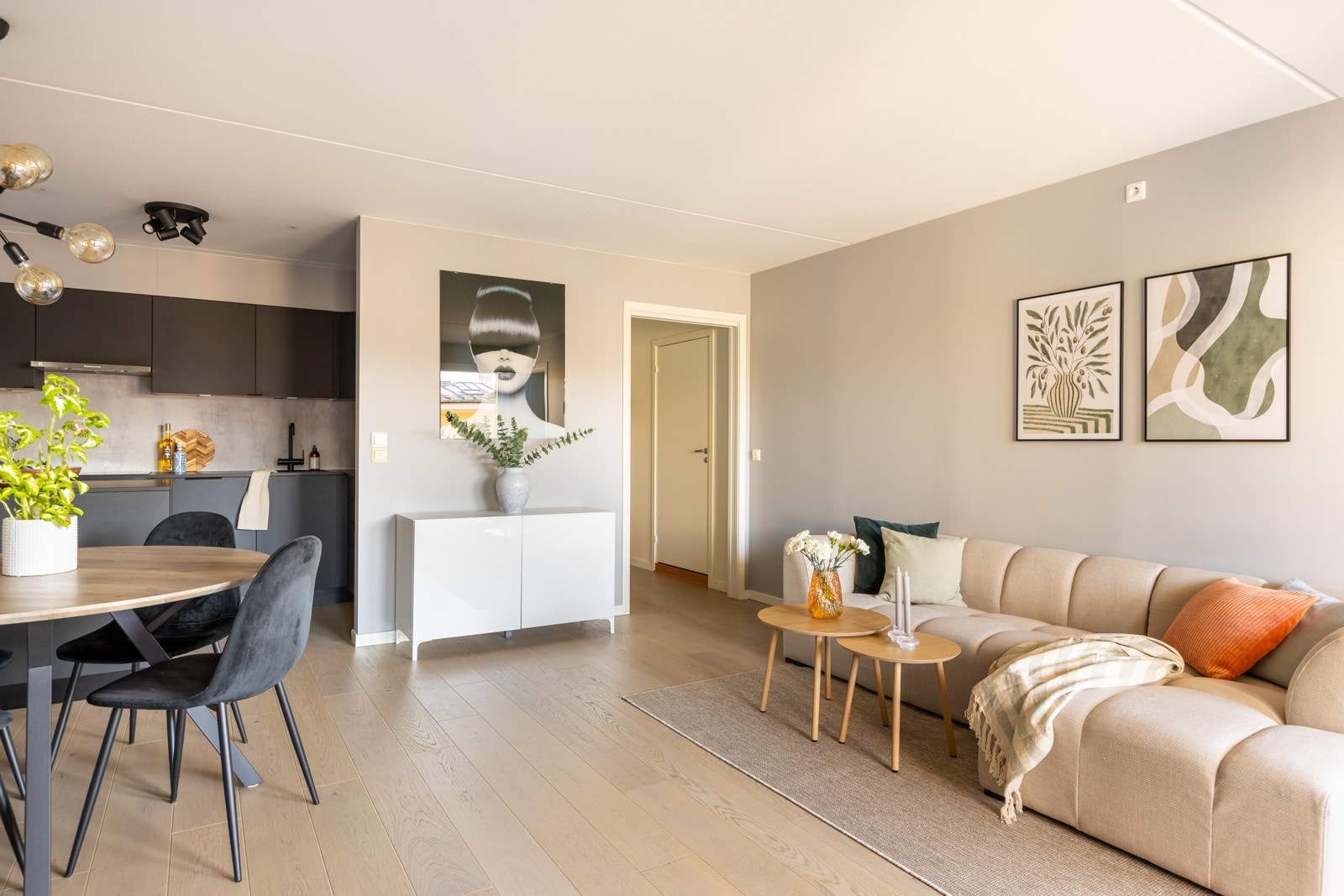 Parkettgulv fra 2018 og har malte veggflater fra 2018. Galleribilde