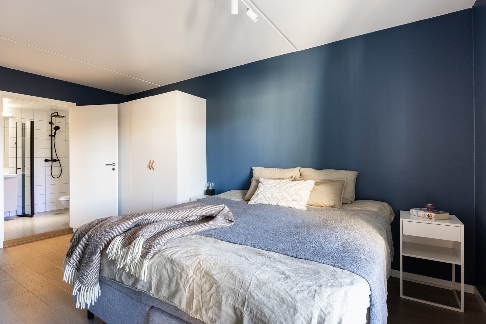 Hovedsoverommet er av god størrelse med egen tilkomst til bad. Galleribilde