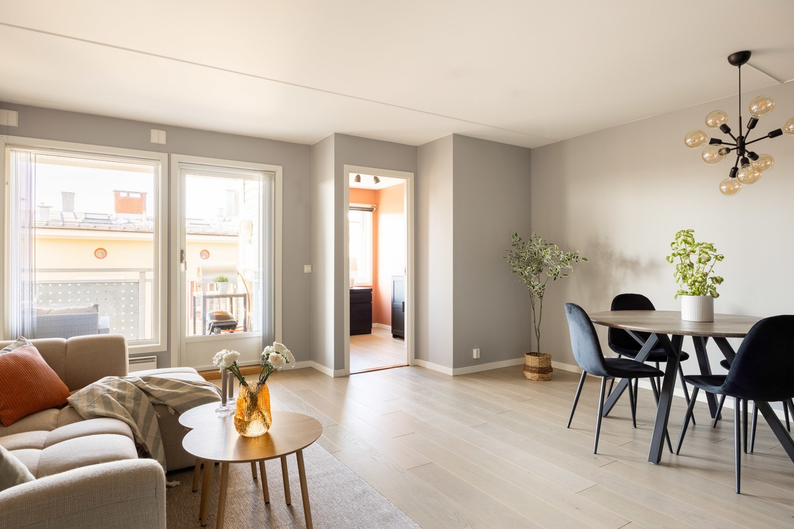 Store vindusflater som slipper inn mye naturlig lys. Galleribilde