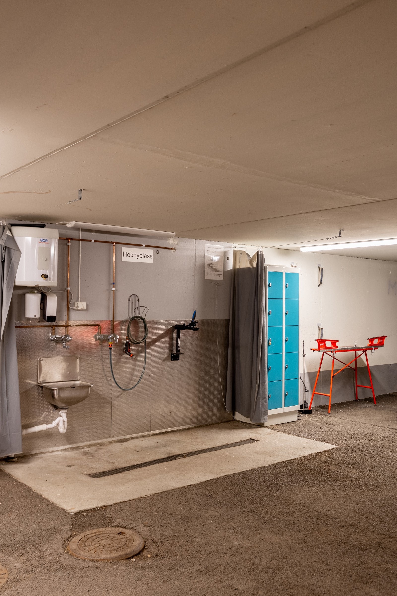 Felles anlegg for sykkelvask/hobbyplass i garasjeanlegget. Galleribilde