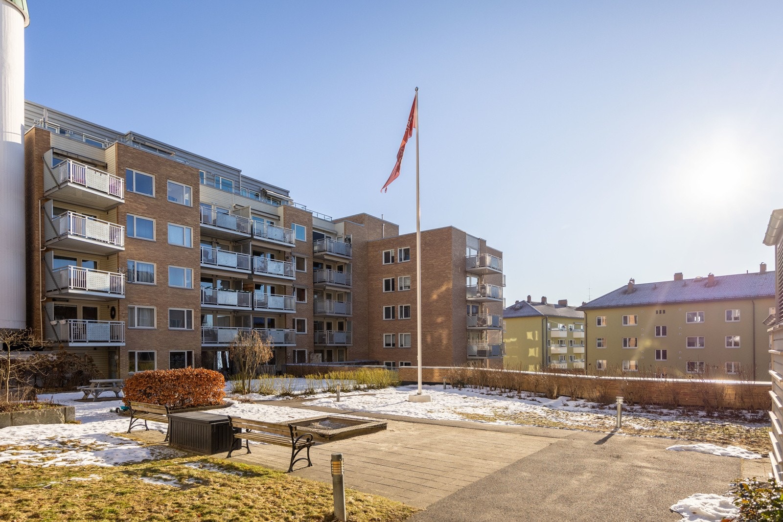 Flott bakgård over to plan, som blir stelt av egen gartner. Galleribilde