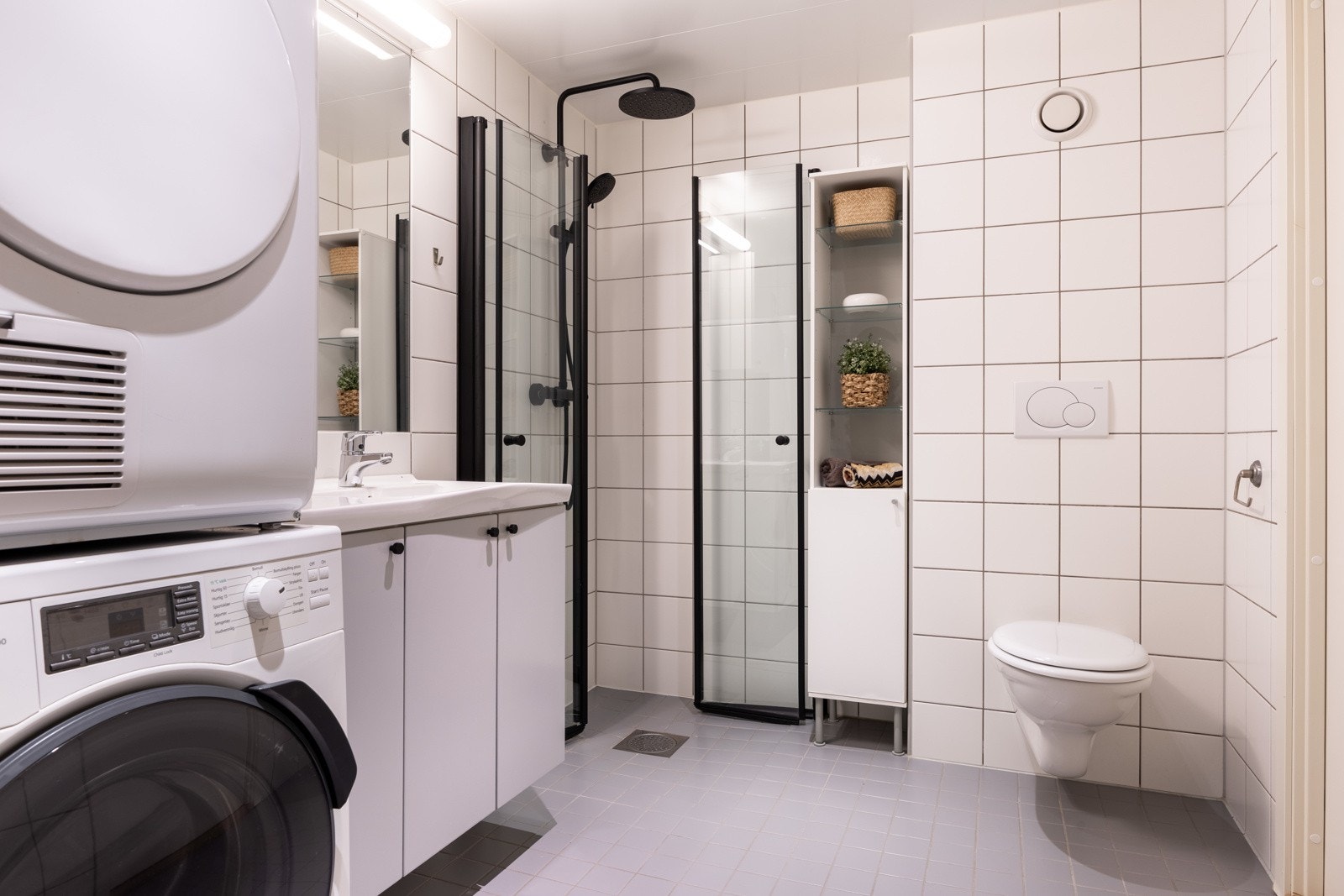 Opplegg for vaskemaskin. Dusjvegger og dusjsett ble byttet i 2023. Galleribilde