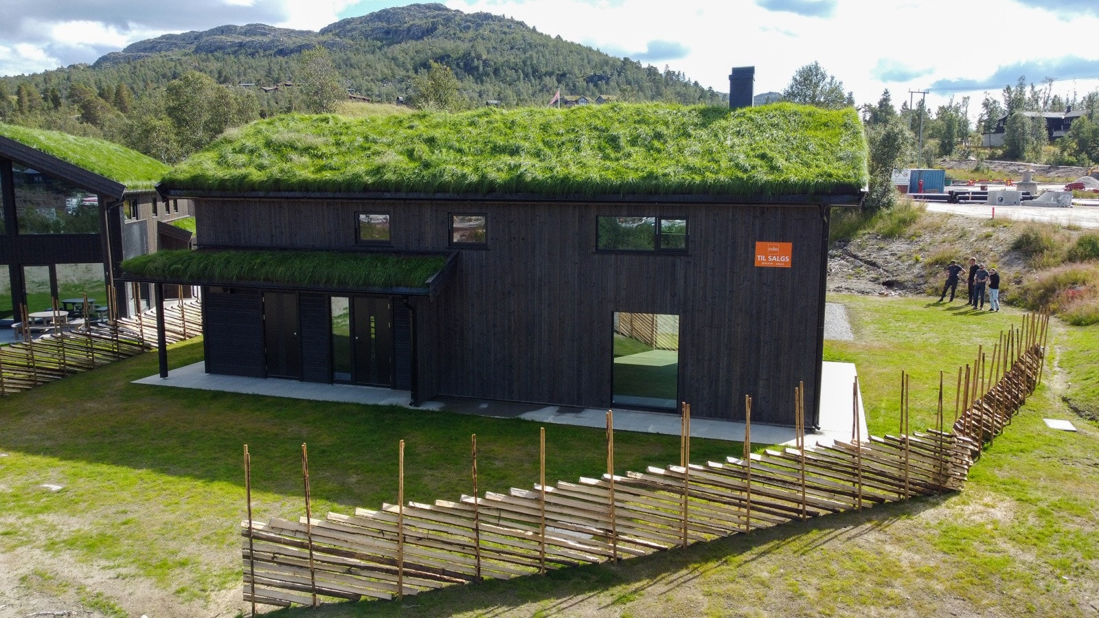 Hytten har flott opparbeidet tomt med skigard rundt hytten. Galleribilde
