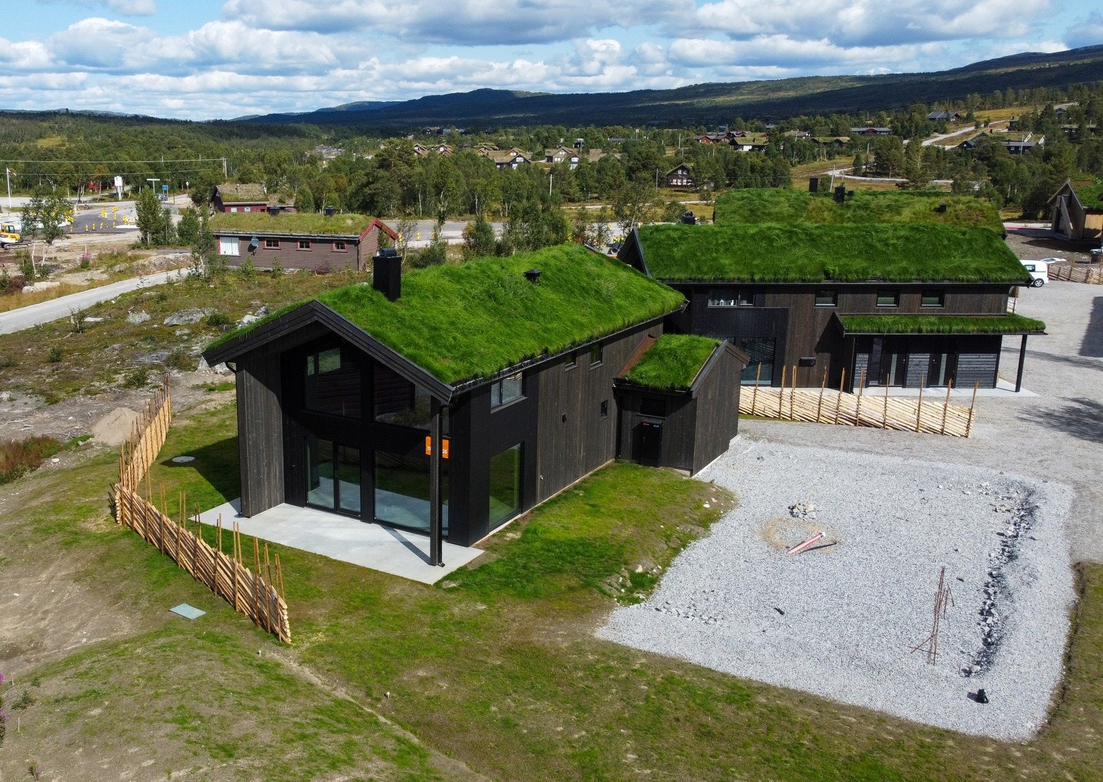 Det kommer ny hytte på høyre side av denne hytten. Galleribilde