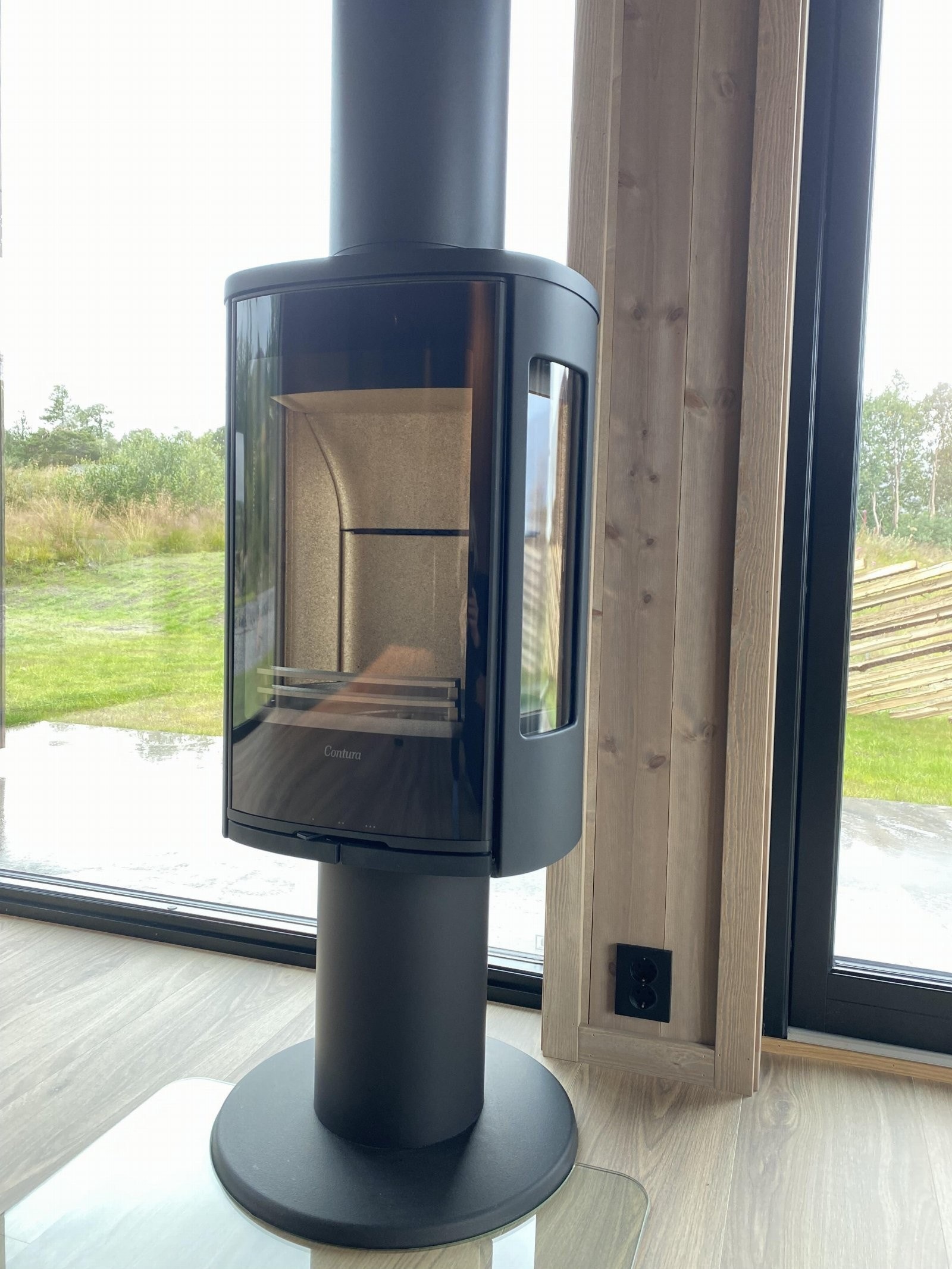I stua er det en flott peisovn type Contura 886 Style Galleribilde