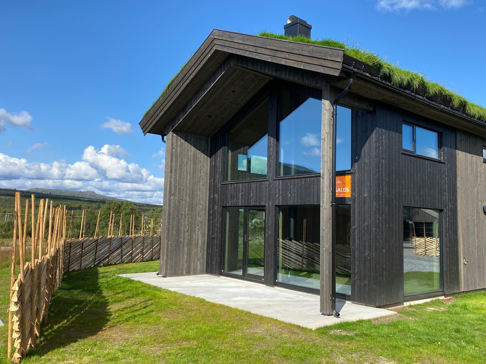 Store glassflater som gir flott utsikt og mye lys. Galleribilde
