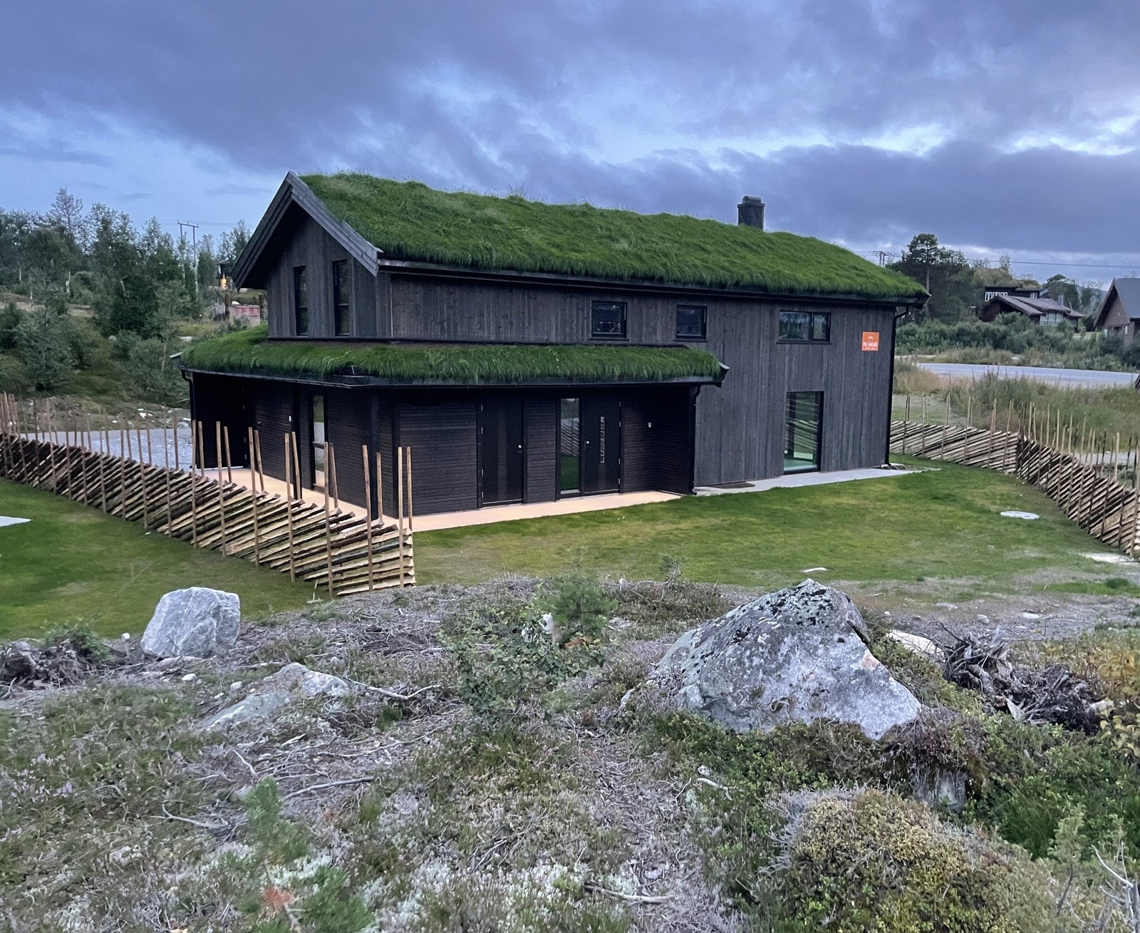 Hytten har flott opparbeidet tomt med skigard rundt hytten. Galleribilde