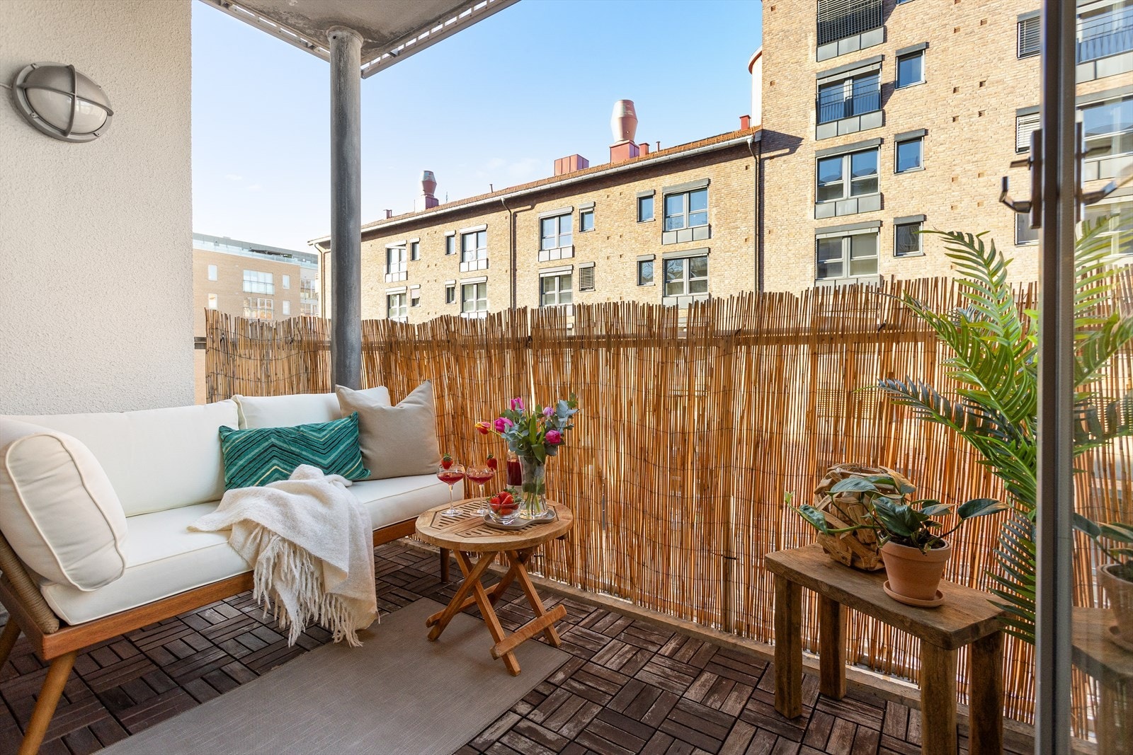 Sol fra formiddag til ca. 18:00 sommertid. Galleribilde