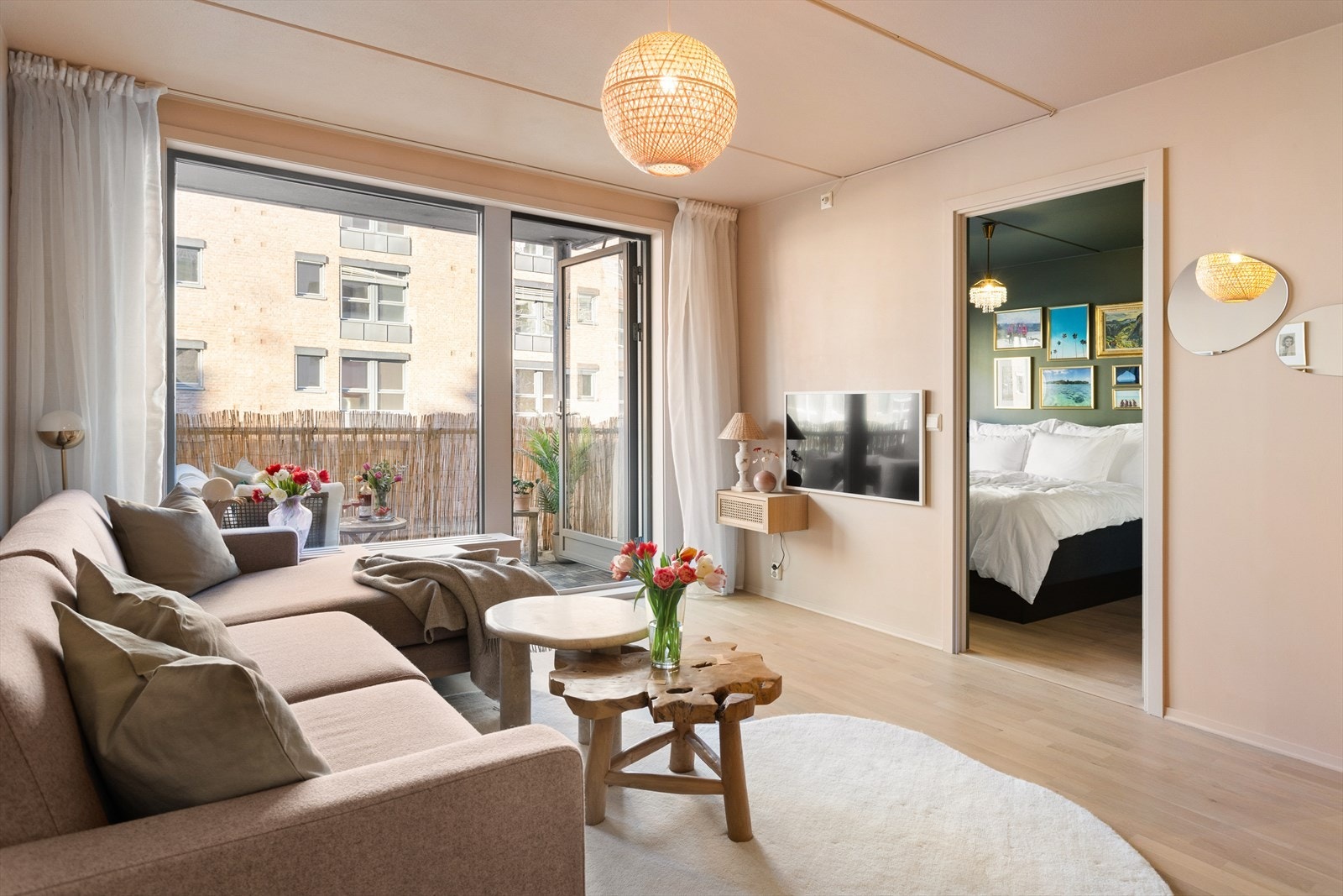 Leiligheten er malt i delikate og tidsriktige farger. Galleribilde