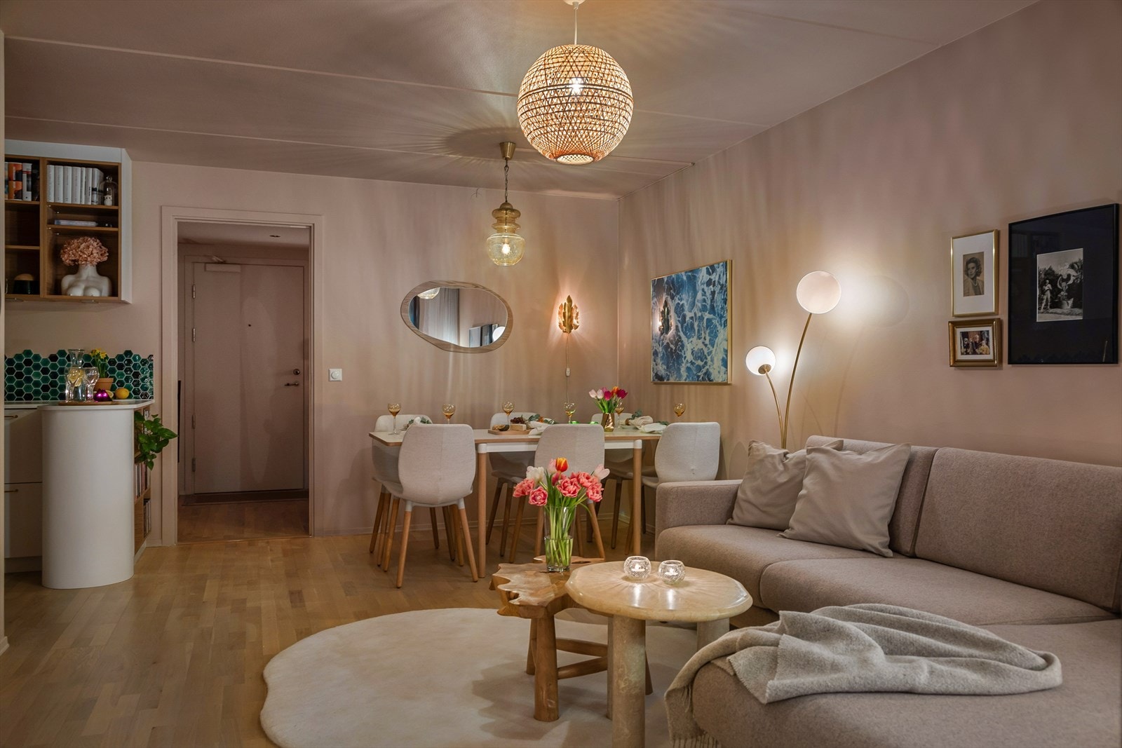 Leiligheten er svært romslig. Perfekt for sosiale sammenkomster med plass til langbord. Galleribilde