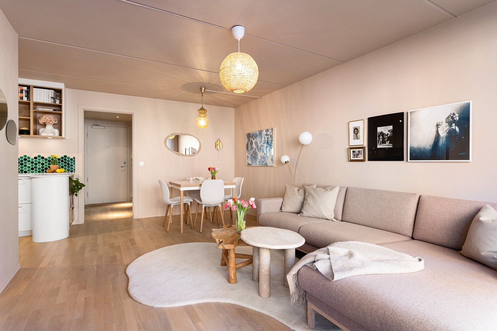 I stuen er det god plass til sofaseksjon med tilhørende møblement, TV-benk og spisebord. Galleribilde