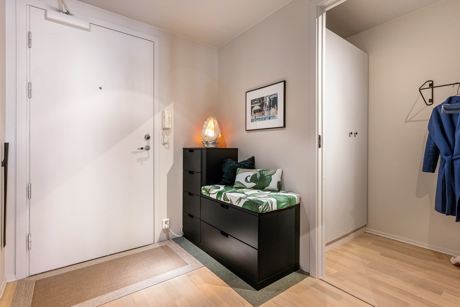 Det første som møter deg i leiligheten er en lys og innbydende entré som gir et godt førsteinntrykk av leiligheten. Galleribilde