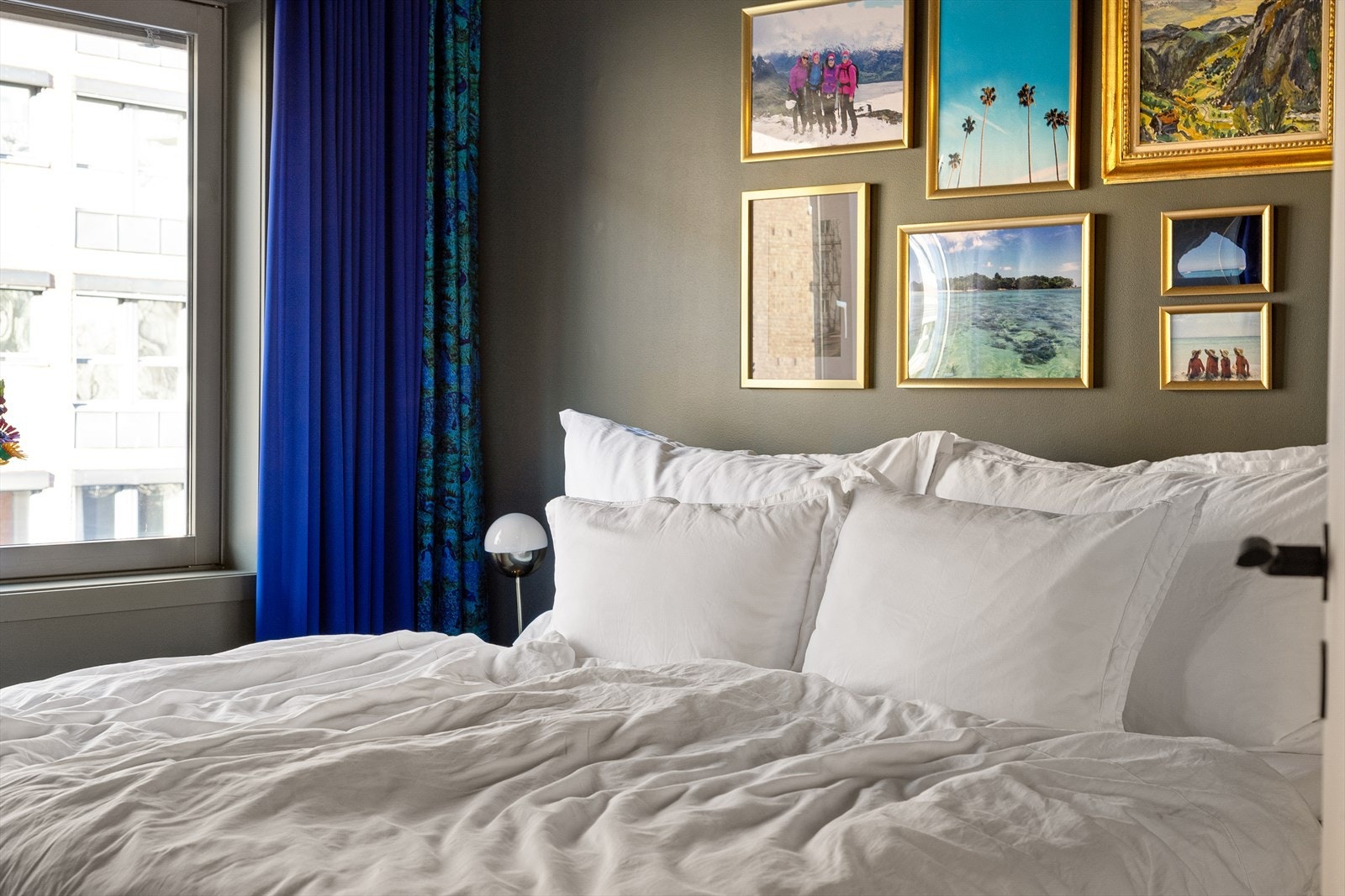 God plass til dobbeltseng med tilhørende nattbord. Galleribilde