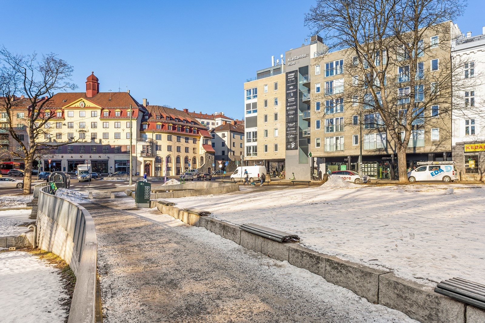 Alexander Kiellands hus med stor Coop Mega, vinmonopol, apotek, blomsterforretning m.m. Galleribilde