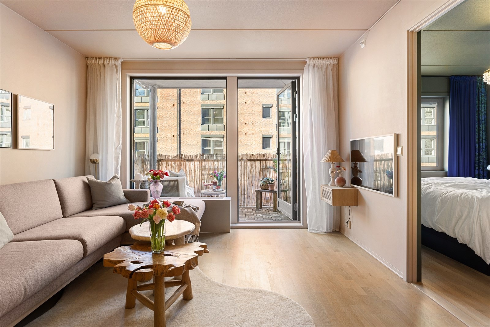 Dette er leiligheten for deg som ønsker "easy living" med garasjeplass, heis og kjøpesenter like utenfor. Her er alt tilrettelagt for en effektiv og urban livsstil. Galleribilde