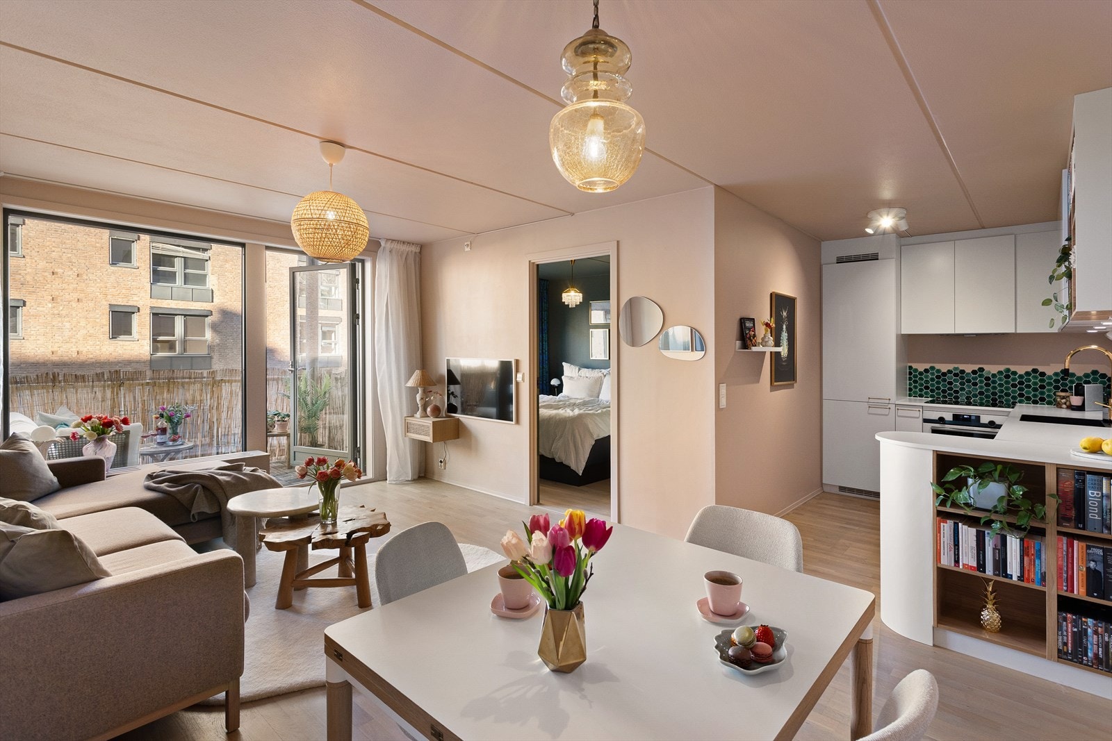 Stuen har en åpen løsning mot kjøkkenet. Galleribilde