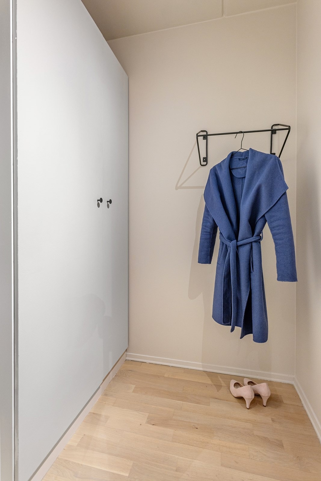 I tilknytning til entréen er det en praktisk, innvendig bod med god plass til sko og yttertøy. Galleribilde