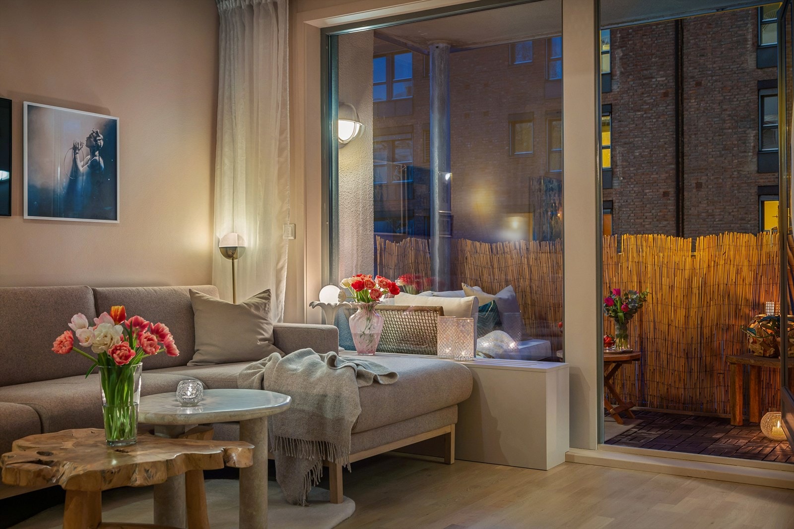 Utgang fra stue til vestvendt balkong på 6 kvm. Galleribilde