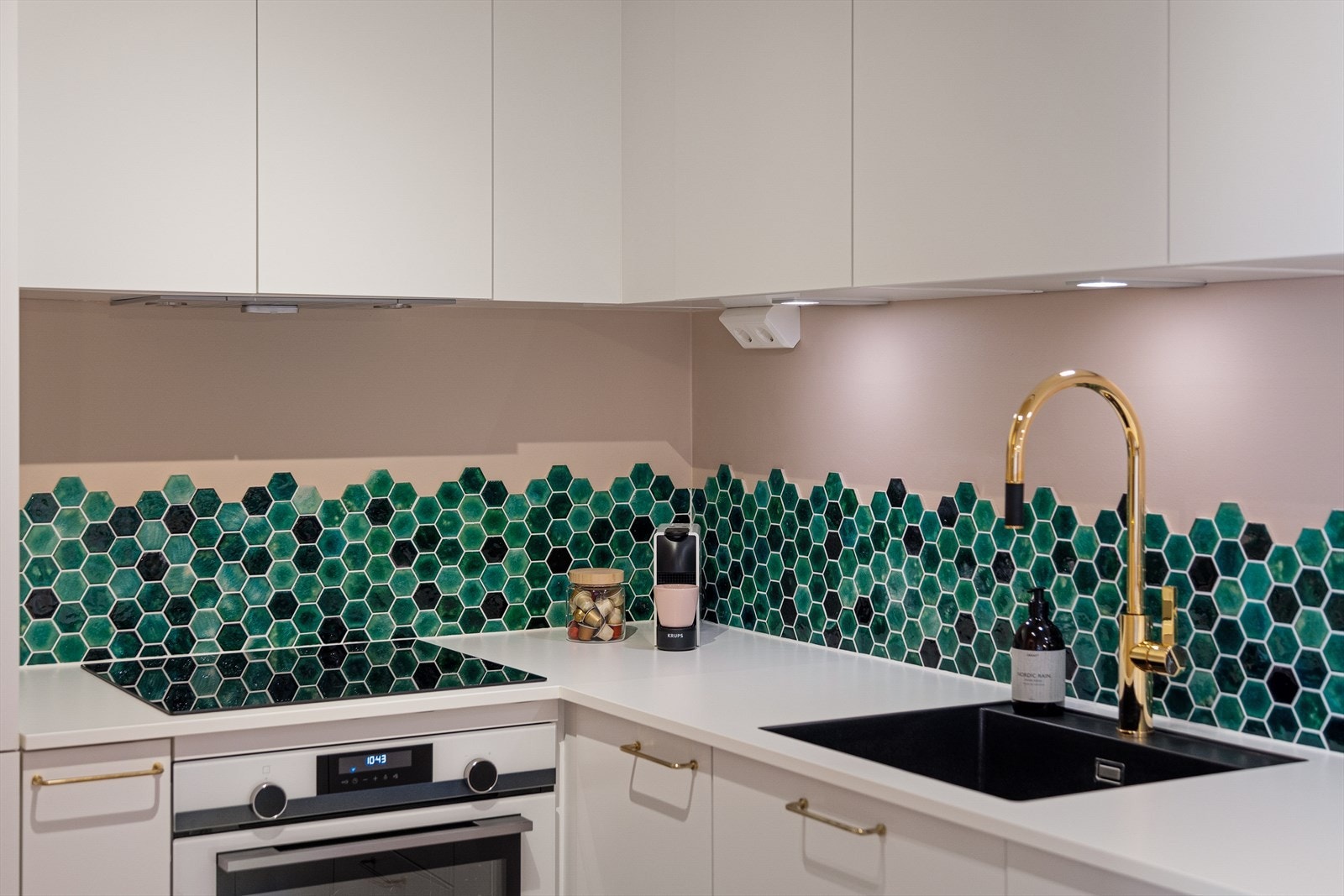 Av hvitevarer er det integrert induksjonstopp, stekeovn, oppvaskmaskin og kjøl/fryseskap. Avtrekk over kokeplass. Galleribilde