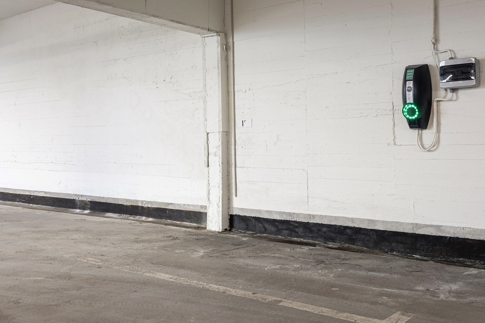 Med leiligheten følger parkeringsplass med elbil-lader i garasjeanlegg. Galleribilde