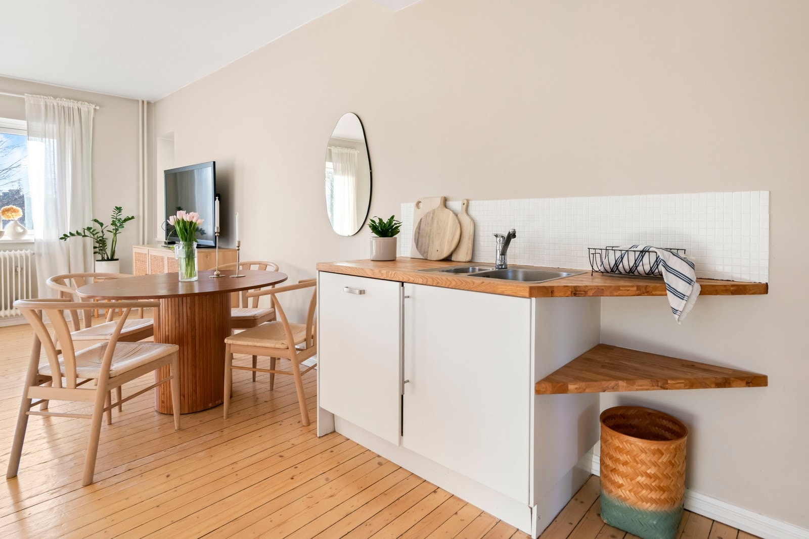 I bakkant av vasken på kjøkkenet er det backsplash av fliser Galleribilde