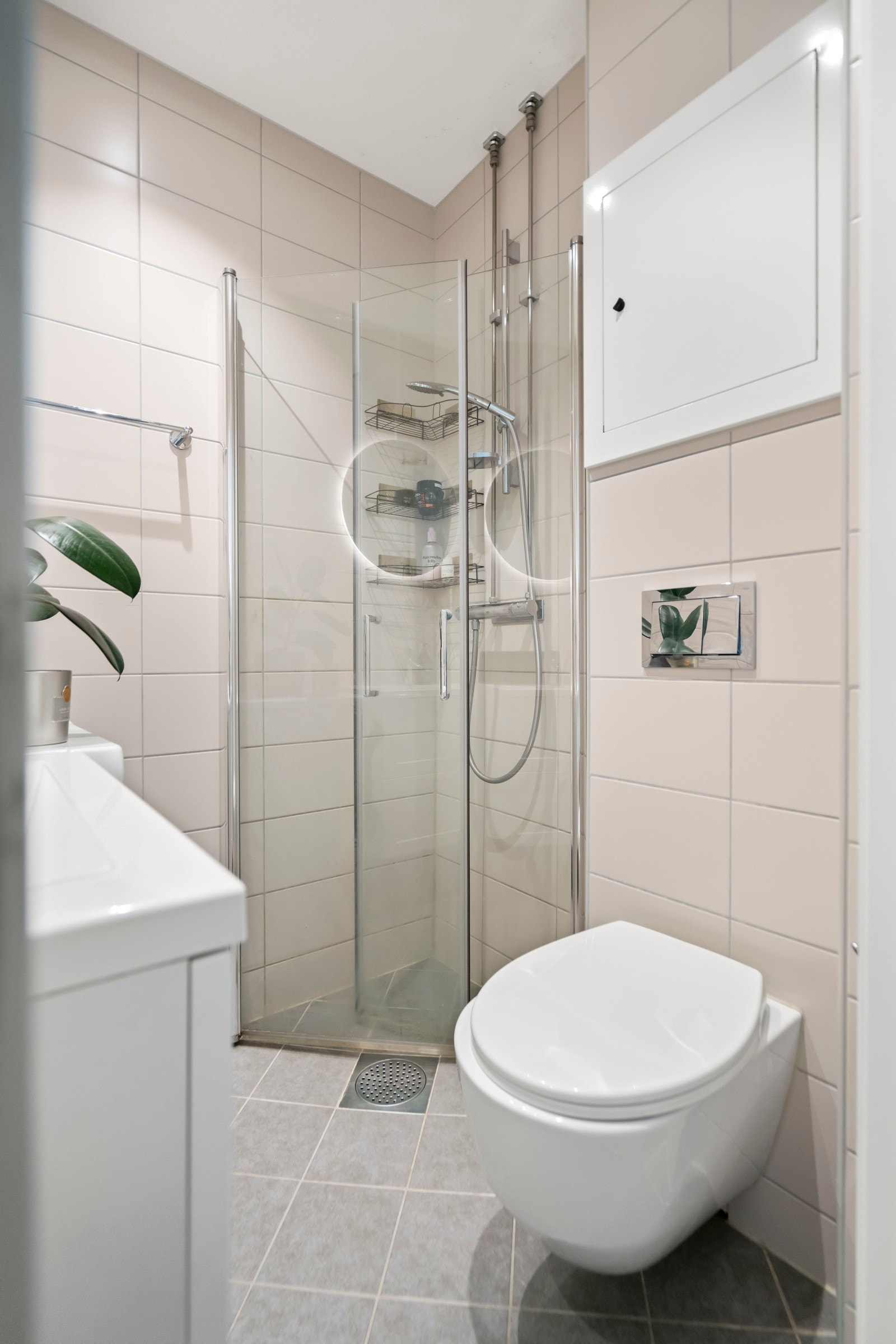 Her finner du nedfelt servant, veggmontert toalett, dusjhjørne med innfellbare glassvegger og opplegg til vaskemaskin Galleribilde