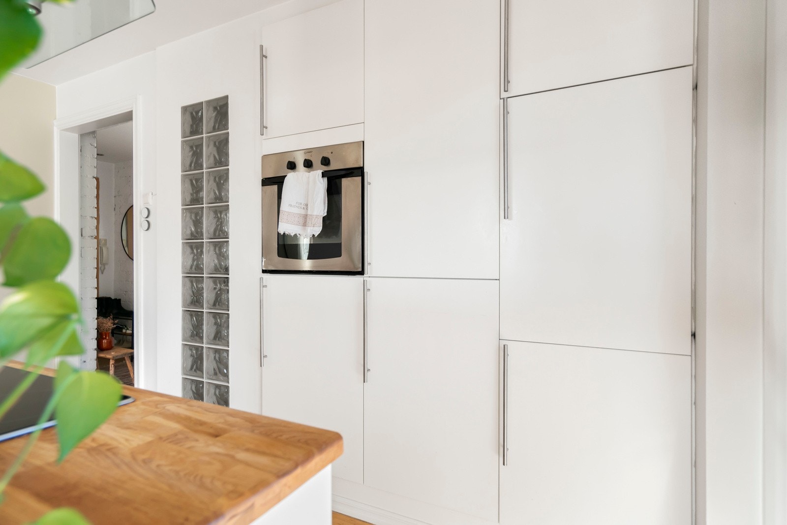 Det er godt med oppbevaringsplass på kjøkkenet og alt av hvitevarer er integrert Galleribilde