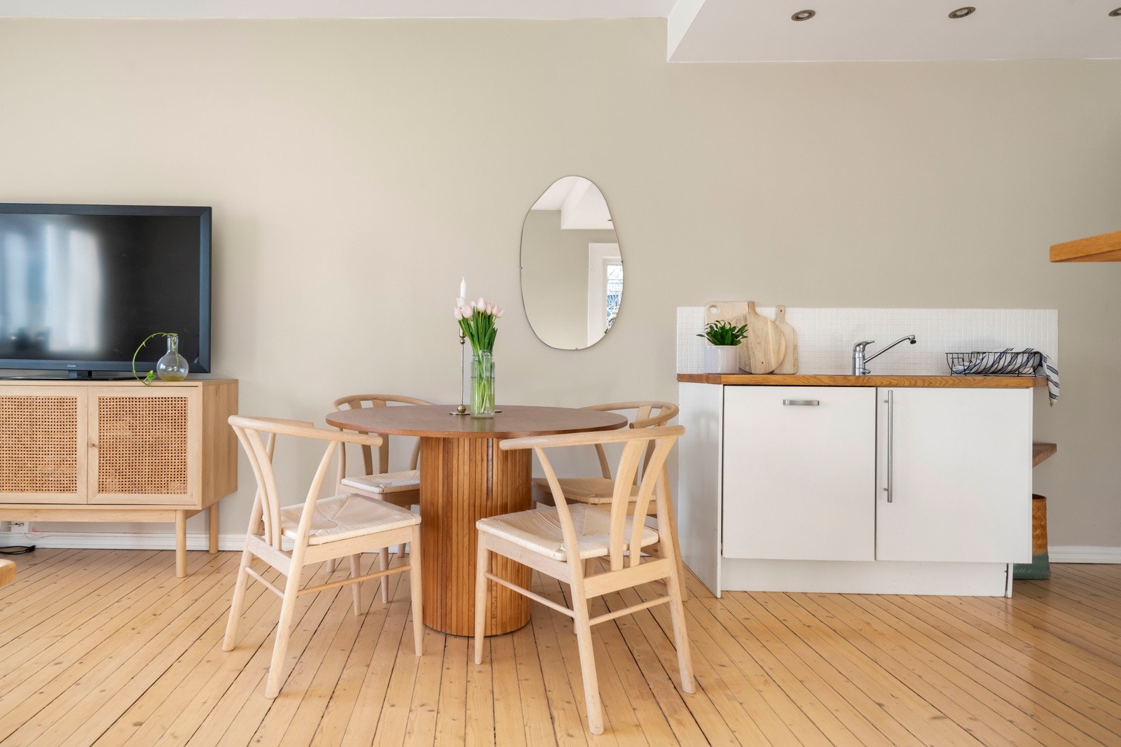 Det er et flott tregulv i hele leiligheten Galleribilde