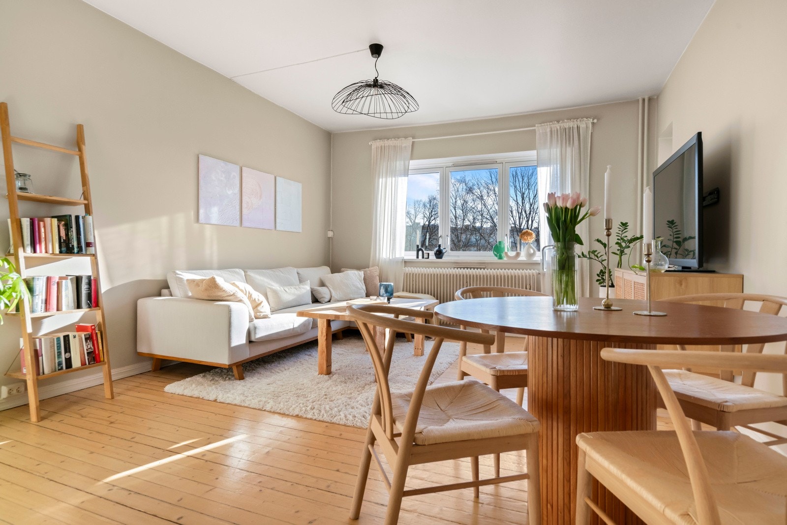 Åpen og lys stue med gode møbleringsmuligheter Galleribilde