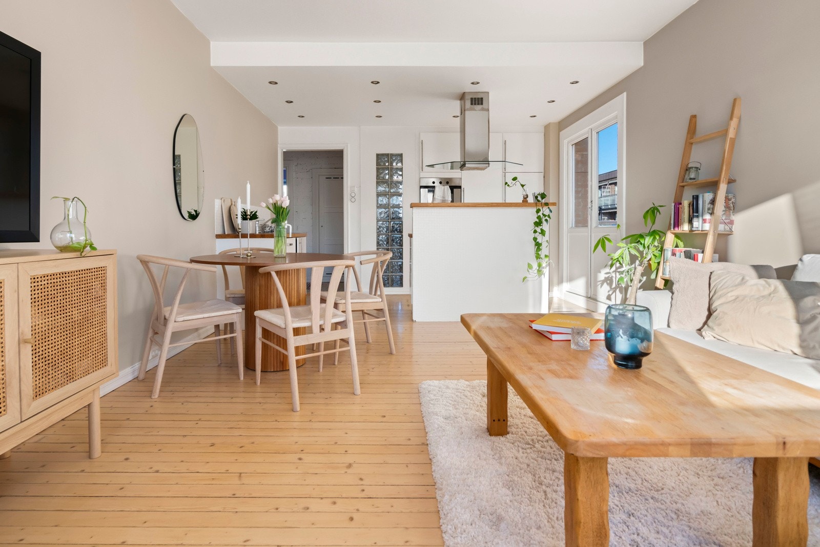 Sosial og åpen løsning mellom stuen og kjøkkenet Galleribilde