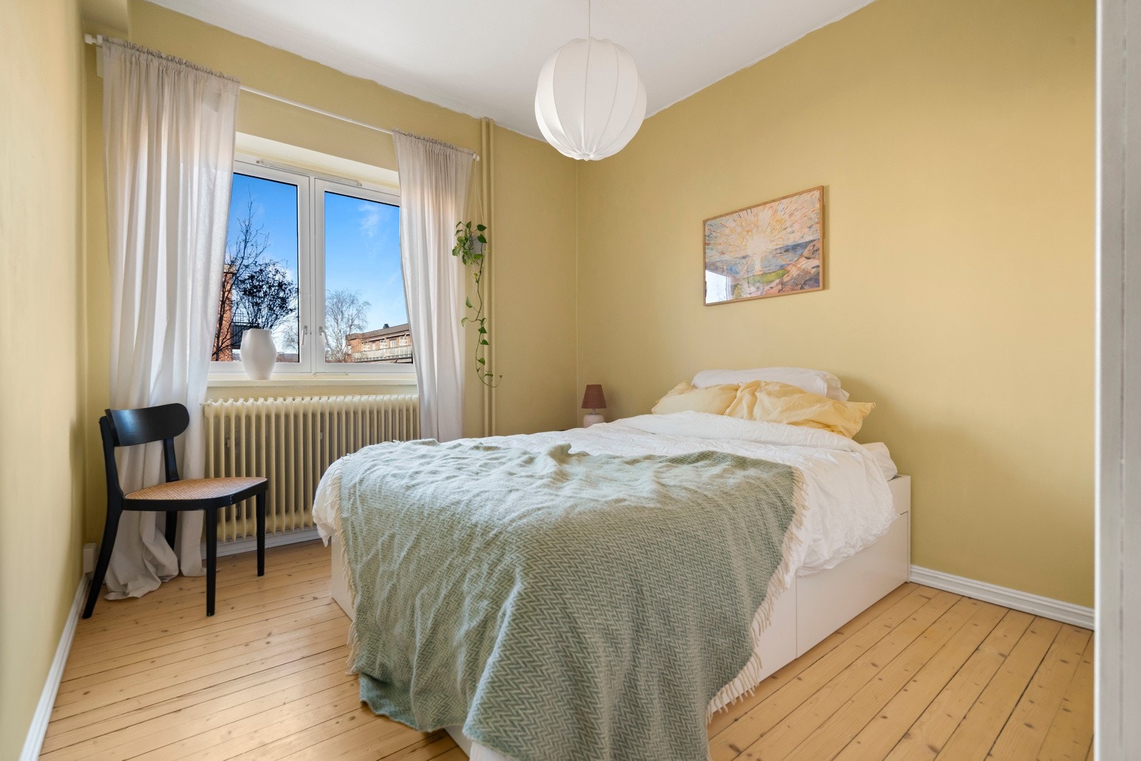 Soverom nr.1 har god plass til dobbeltseng og nattbord Galleribilde