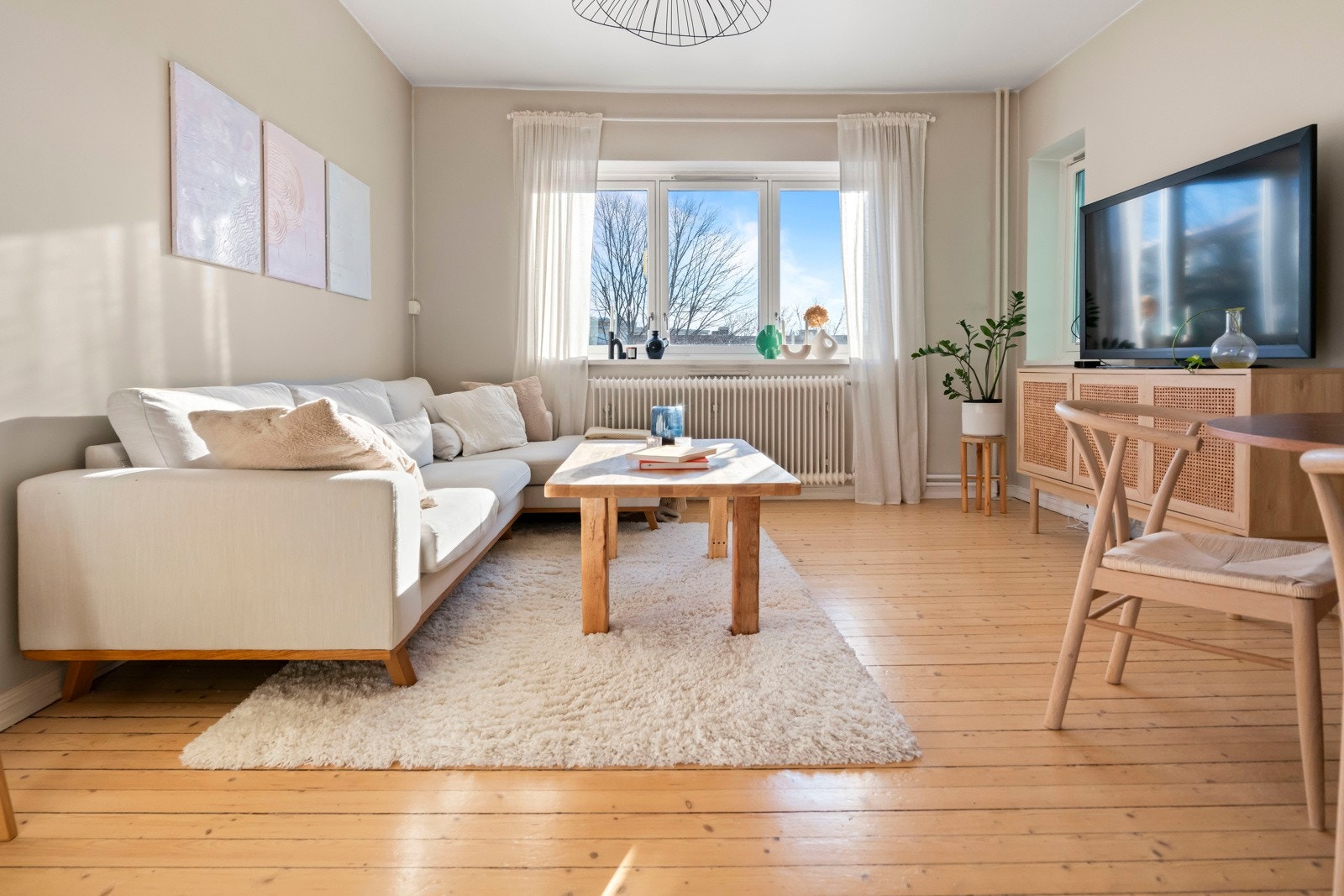 Her får du en endeleilighet med mange vindusflater som gir rikelig med naturlig lys Galleribilde