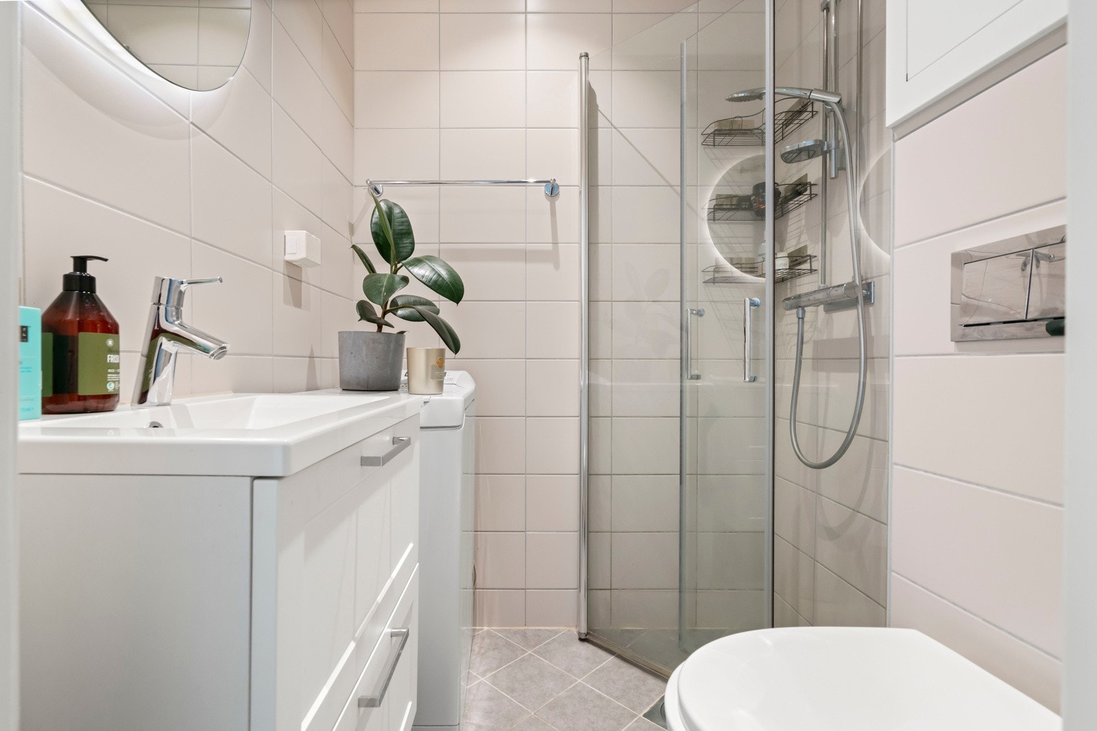 Flott flislagt bad fra 2019 med varmekabler i gulvet Galleribilde