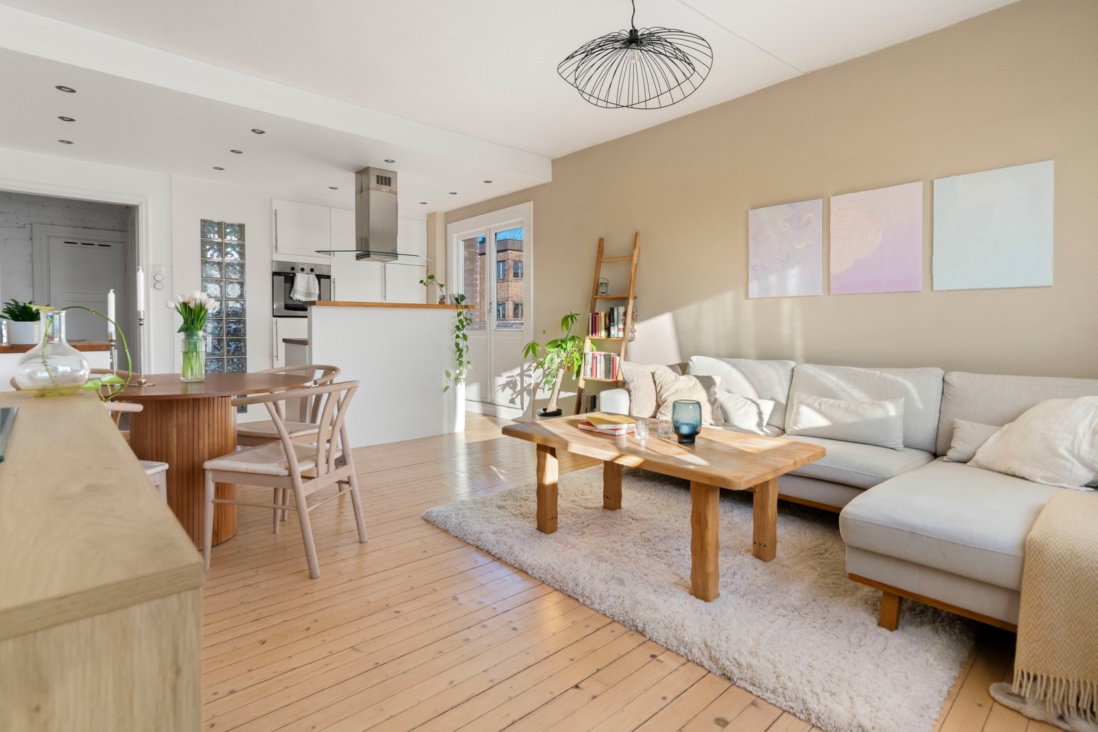 Overfaltene er malt i tidsriktige farger Galleribilde