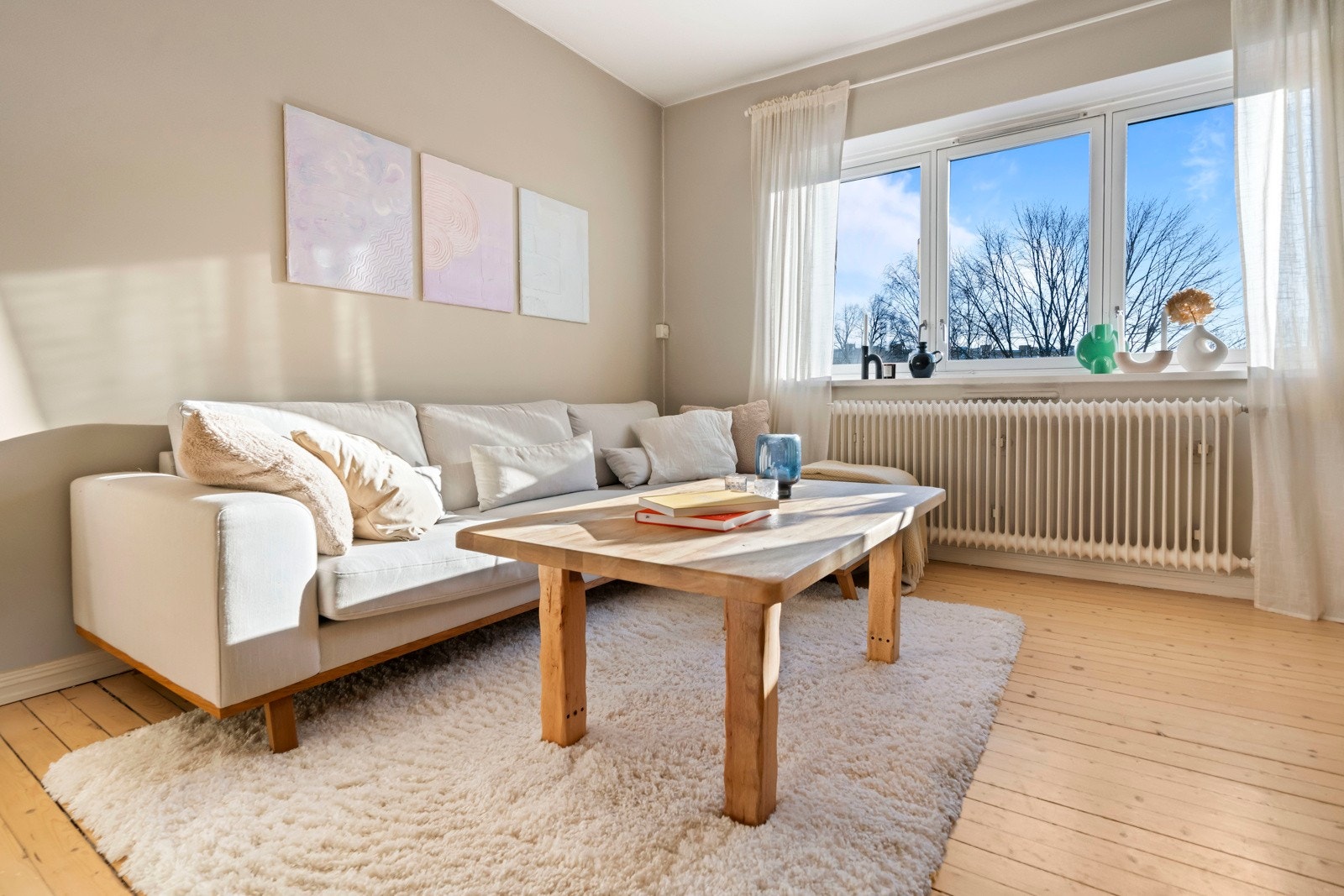 God plass til sofagruppe og tilhørende møblement Galleribilde