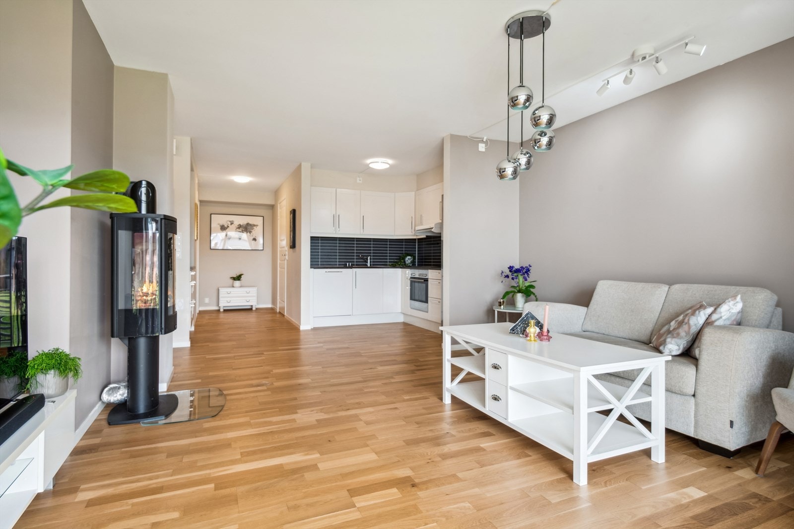 Stova er av god storleik, og har god plass til tv- og sofakrok. Leilegheita har peisomn og varmepumpa, som gjev god varme på kalde dagar. Galleribilde