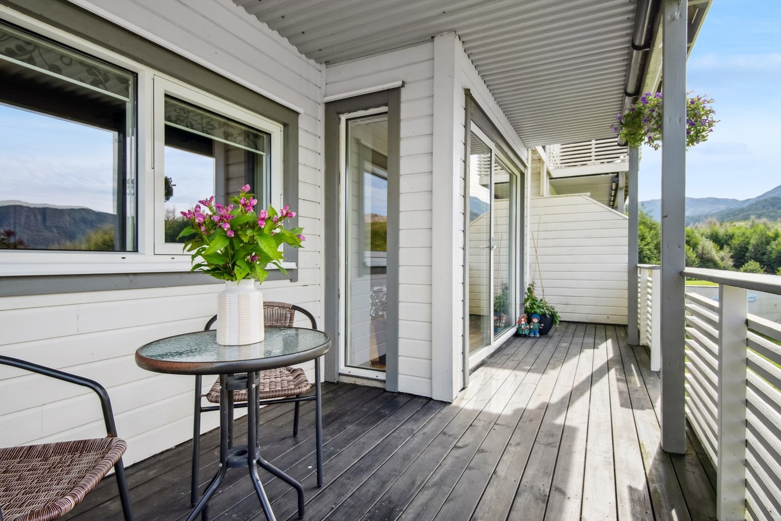 Det er god plass til sittegruppe, solstol og grill. Galleribilde