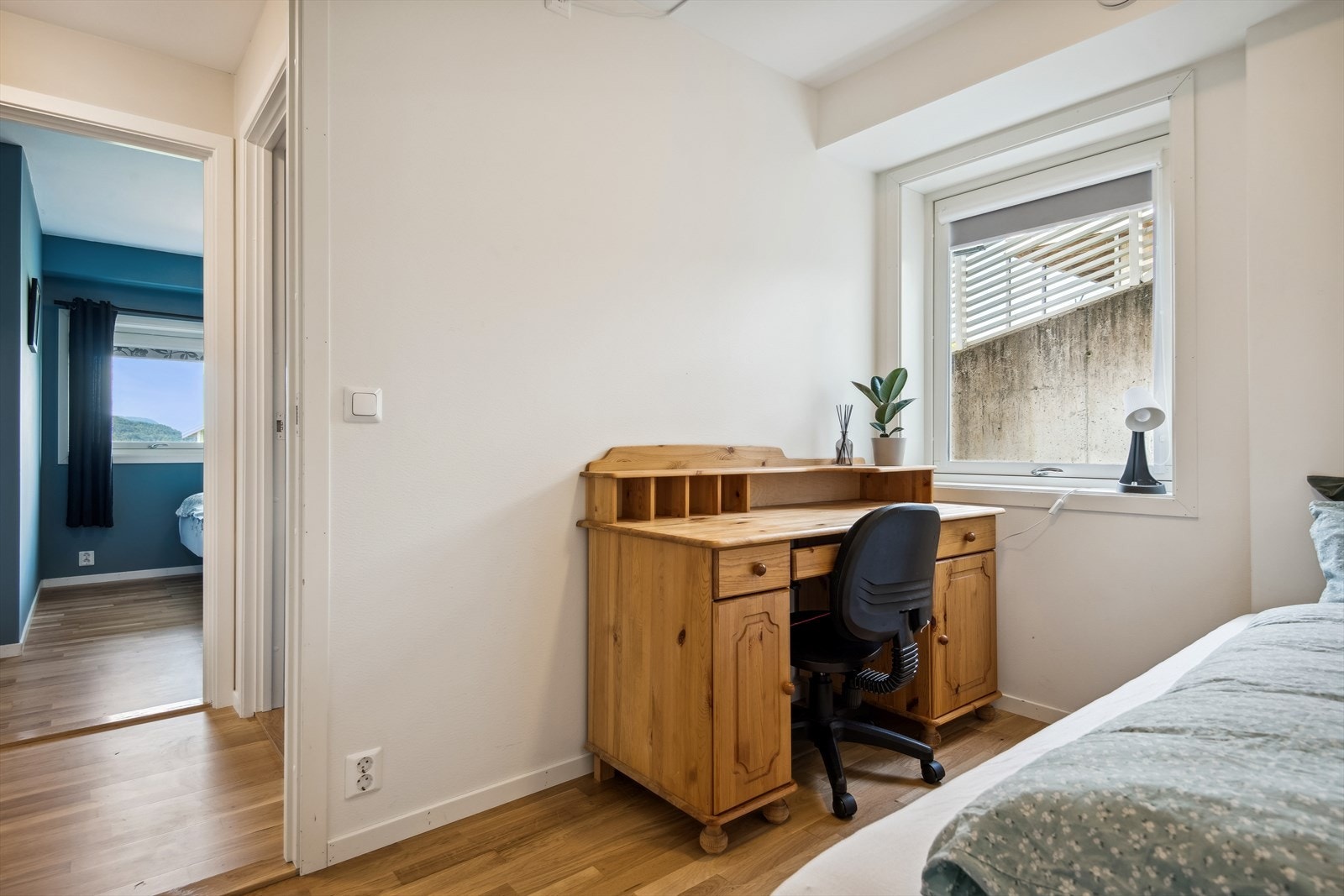 Soverommet har god plass til seng, garderobeløysing og nattbord. Galleribilde