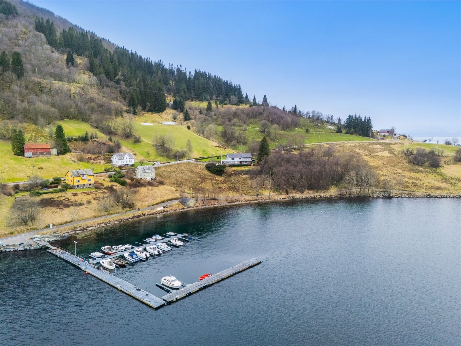 Det er gode muligheter for blant annet fiske og båtturer i fjorden. Galleribilde