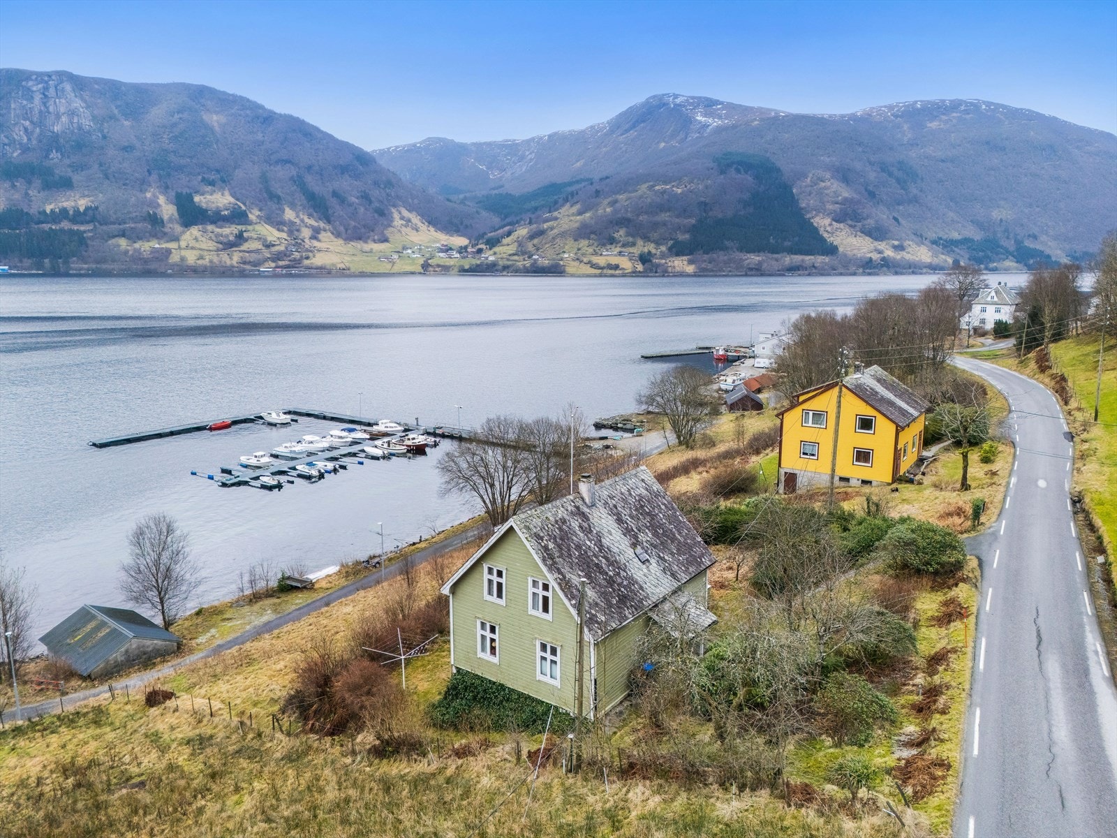 Eiendommen ligger like ved en båthavn hvor man kan ha båt liggende, dersom det er ledig. Galleribilde