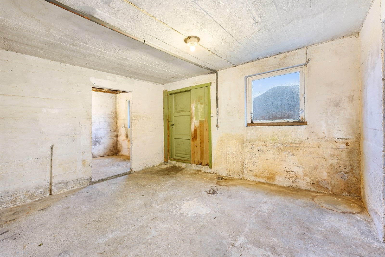 Stor uinnredet kjeller. Galleribilde