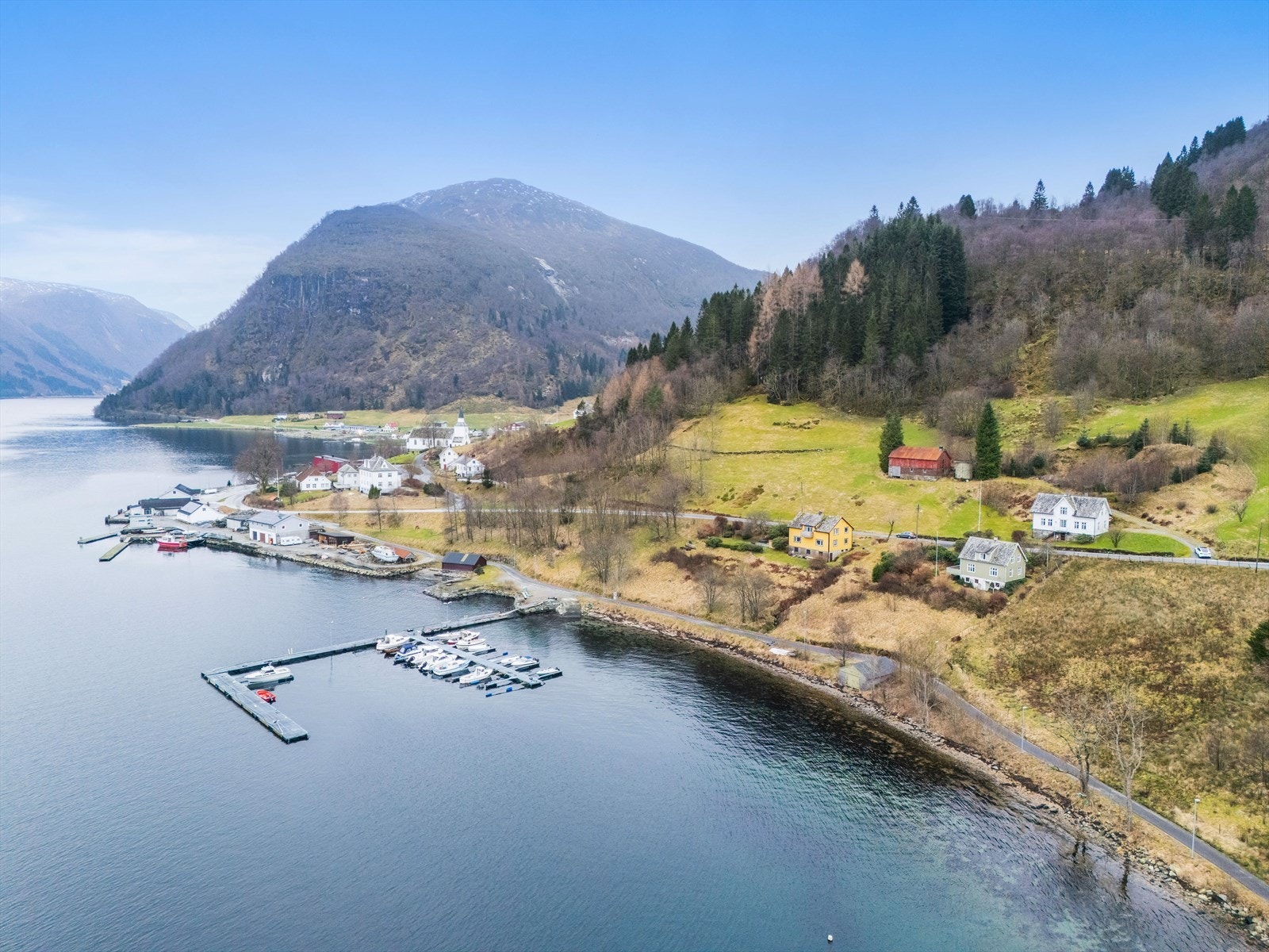 Eiendommen ligger i naturskjønne omgivelser ved Sognefjorden. Galleribilde
