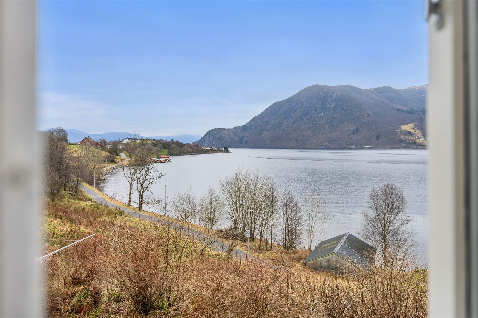 Boligen har en vakker utsikt over fjorden. Galleribilde