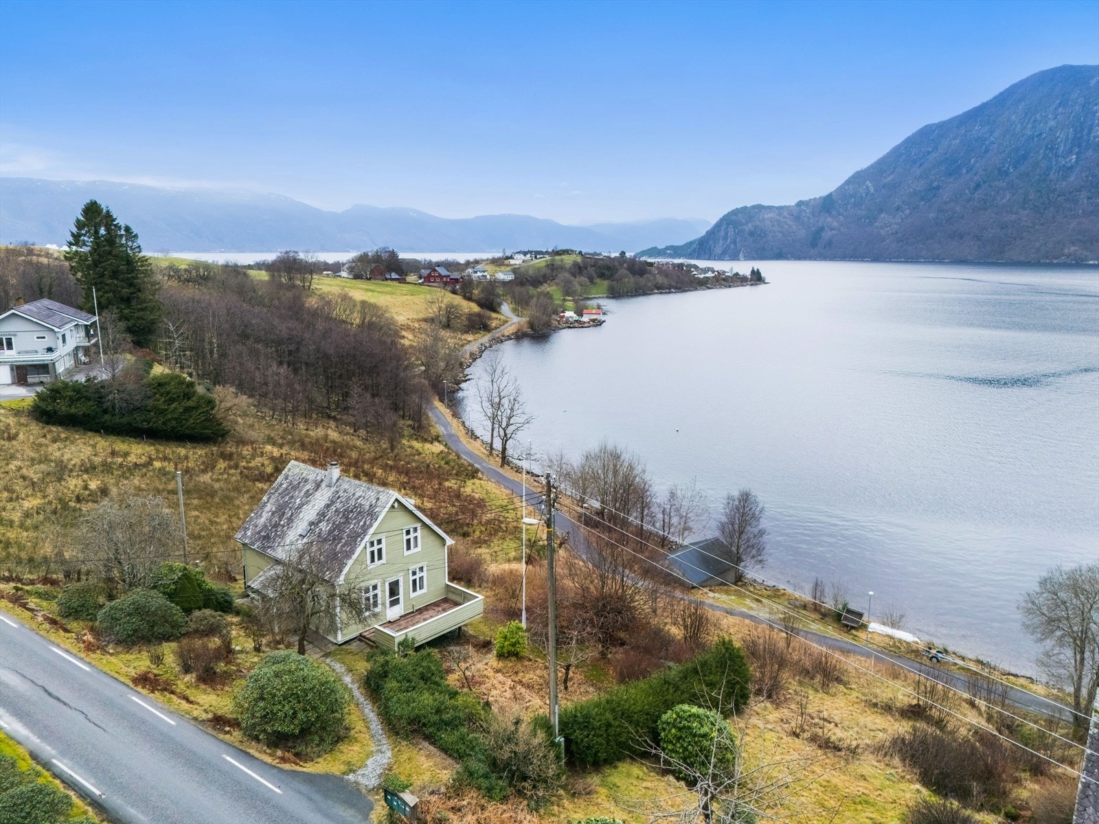 Eiendommen har utsikt mot Risnefjorden, som ligger lunt til like innenfor Sognefjorden. Galleribilde