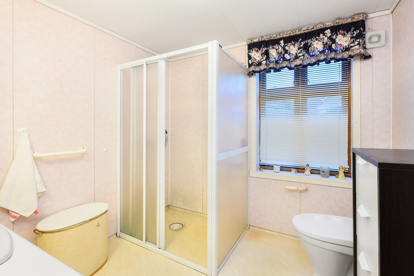 Badet har dusjvegger, wc og servantinnredning. Galleribilde